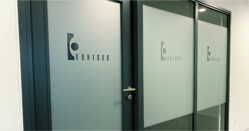 Klaaside matistamine, logokleebis